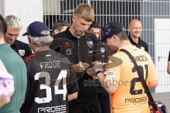 Saisoneröffnung; 3. Liga; FC Ingolstadt 04 am Audi Sportpark; Autogrammstunde nach der Vorstellung, Dennis Borkowski (7, FCI) Benjamin Kanuric (8, FCI)