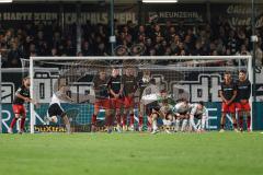 3. Liga; SC Verl - FC Ingolstadt 04; Freistoß Taz Berkan (10 Verl) Mauer hält Simon Lorenz (32, FCI) Jonas Scholz (15, FCI) Frederik Christensen (11, FCI) Max Plath (14 FCI) Torwart Kai Eisele (25, FCI)