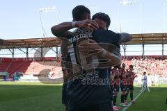 3. Liga - Saison 2024/25 - FC Ingolstadt 04 - SV Wehen Wiesbaden - Pascal Testroet (Nr.37 - FCI) wird ausgewechselt - Die Mannschaft bildet einen Spalier - Ryan Malone (Nr.16 - FCI) Foto: Meyer Jürgen