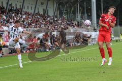 Toto Pokal; FC Memmingen - FC Ingolstadt 04, 2. Runde; Flanke Elias Decker (4, FCI) trifft Constantin Kresin (23 FCM)