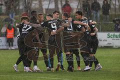 Toto-Pokal; ATSV Erlangen - FC Ingolstadt 04; Teambesprechung vor dem Spiel im Regen Torwart Markus Ponath (40, FCI)