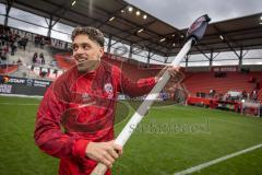 3. Liga; FC Ingolstadt 04 - 1. FC Saarbrücken; Sieg Jubel Freude Torschütze mit der Eckfahne Dennis Kaygin (10, FCI)
