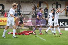 Toto-Pokal; SV Wacker Burghausen - FC Ingolstadt 04; Simon Lorenz (32, FCI) Torwart Marcel Brinkmann (22 SVWB) am Boden