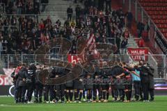 3. Liga; FC Ingolstadt 04 - FSV Zwickau; nach dem Spiel Teambesprechung mit Cheftrainer Rüdiger Rehm (FCI) vor den Zwickauer Fans