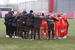 2. Fußball-Liga - Frauen - Saison 2022/2023 - FC Ingolstadt 04 - SC Freiburg II - Die Mannschaft bildet einen Kreis vor dem Spiel - Foto: Meyer Jürgen