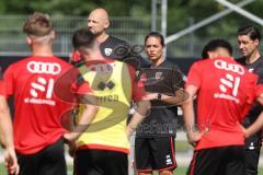 3. Liga - Saison 2024/25 - Trainingsauftakt- FC Ingolstadt 04 -  - Cheftrainerin Sabrina Wittmann (FCI) mit Taktiktafel - XXXXX - Foto: Meyer Jürgen