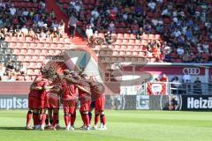 3. Liga; FC Ingolstadt 04 - SV Wehen Wiesbaden; Teambesprechung auf dem Platz vor dem Spiel