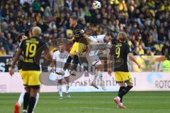 3. Liga - Saison 2024/25 - Alemannia Aachen - FC Ingolstadt 04  - Max Besuschkow (Nr.17 - FCI) - Lukas Scepanik (Nr.8 - Alemannia Aachen) - Foto: Meyer Jürgen