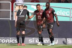 3. Liga; FC Ingolstadt 04 - Hallescher FC; Tor Jubel Treffer Marcel Costly (22, FCI) Daouda Beleme (9, FCI) Jannik Mause (7, FCI) geben sich die Hand