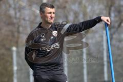 3.Liga - Saison 2022/2023 - FC Ingolstadt 04 -  - Cheftrainer Michael Köllner (FCI) beim ersten Training - Cheftrainer Michael Köllner (FCI) sieht beim aufwärmen zu - Foto: Meyer Jürgen