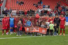 3. Liga; FC Ingolstadt 04 - SSV Jahn Regensburg; Spieler bedanken sich bei den Fans Schanzer Bazi Club