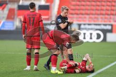 3. Liga; FC Ingolstadt 04 - 1. FC Saarbrücken; verletzt am Boden Linus Rosenlöcher (19, FCI) mit Jonas Scholz (15, FCI) Max Besuschkow (17, FCI)