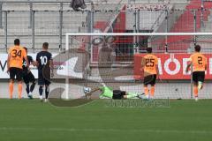 3.Liga - Saison 2023/2024 - Freundschaftsspiel - FC Ingolstadt 04 - SpVgg Unterhaching - Patrick Hobsch (Nr.34 - Unterhaching) verwandelt eien Elfmeter - Torwart Marius  Funk (Nr.1 - FCI) - Foto: Meyer Jürgen