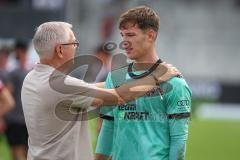 3. Liga - Saison 2026/27 - SC Sonnenhof Großaspach - FC Ingolstadt 04 - Geschäftsführer Sport/Kommunikation Harald Gärtner (FCI) gratuliert zu seiner guten Leistung Torwart David Klein (Nr.47 - FCI) - XXXXX - Foto: Meyer Jürgen