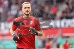 DFB-Pokal; FC Ingolstadt 04 - 1. FC Kaiserslautern; Torwart Marius Funk (1, FCI) vor dem Spiel