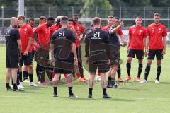 3.Liga - Saison 2023/2024 - Trainingsauftakt - FC Ingolstadt 04 - Cheftrainer Michael Köllner (FCI) gibt Anweisungen -  - Foto: Meyer Jürgen