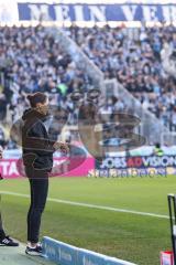 3. Liga; TSV 1860 München - FC Ingolstadt 04; Spielbeginn Cheftrainerin Sabrina Wittmann (FCI) stoppt die Uhr