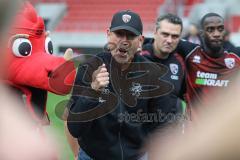 3. Liga; FC Ingolstadt 04 - Rot-Weiss Essen; Sieg Jubel Freude Besprechung auf dem Feld Kreis Cheftrainer Achim Beierlorzer (FCI)