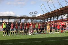 3. Liga; FC Ingolstadt 04 - FC Hansa Rostock; Sieg Jubel Freude 2:1, Spieler bedanken sich bei den Fans