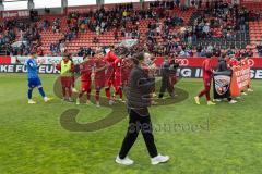 3. Liga; FC Ingolstadt 04 - SV Waldhof Mannheim; Spieler bedanken sich bei den Fans für die Saison, Sieg Jubel Freude 5:1 Banner Cheftrainerin Sabrina Wittmann (FCI)