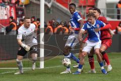 3. Liga - Saison 2025/26 - FC Ingolstadt 04 - Energie Cottbus - Marius  Funk (Nr.33 - FC Energie Cottbus) - Carlsen Frederic Bennedsgaard (Nr.8 - FCI) - Henty Rorig (Nr.3 - FC Energie Cottbus) - Foto: Meyer Jürgen