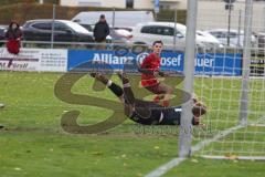 Kreisliga - Saison 2025/26- TSV Kösching - SV Zuchering - Leander Friedl rot Zuchering  - Michael Zimmermann Torwart Kösching - Foto: Meyer Jürgen
