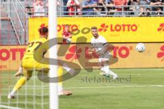 Toto-Pokal Finale; Würzburger Kickers - FC Ingolstadt 04; Flanke Yannick Deichmann (20, FCI) Torwart Vincent Friedsam (WK 27)