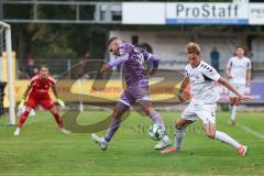 Toto-Pokal; SV Wacker Burghausen - FC Ingolstadt 04; Torchance verpasst Ognjen Drakulic (30, FCI) Leonard Gjini (3 SVWB) stört Torwart Lennart Pohlmann (31 SVWB)