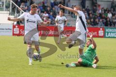 Relegation - Bezirksliga - Saison 2024/25 - FC Gerolfing - Tus Raubling - Anastasios Porfyriadis grün Gerolfing - Dominic Reisner weiss Raubling - Marius Pappenberger weiss RaublingFoto: Meyer Jürgen
