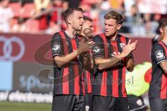 3. Liga; FC Ingolstadt 04 - Rot-Weiss Essen; Spieler bedanken sich bei den Fans Max Besuschkow (17, FCI) Simon Lorenz (32, FCI)