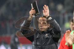 2.BL; SSV Jahn Regensburg - FC Ingolstadt 04; nach dem Spiel Unentschieden Remis, Spieler bedanken sich bei den Fans Cheftrainer Rüdiger Rehm (FCI)