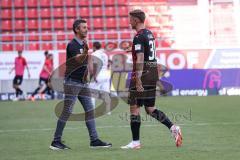 3. Liga; FC Ingolstadt 04 - Hallescher FC; Cheftrainer Michael Köllner (FCI) bedankt sich bei Julian Kügel (31, FCI)