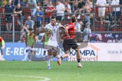 3. Liga; SpVgg Unterhaching - FC Ingolstadt 04; Zweikampf Kampf um den Ball Mladen Cvjetinovic (19, FCI) Kügel Julian (9 SpVgg)