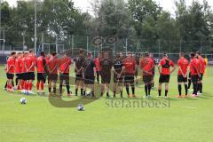 3.Liga - Saison 2023/2024 - Trainingsauftakt - FC Ingolstadt 04 - Die Mannschaft wird von Cheftrainer Michael Köllner (FCI) begrüsst und erhält Anweisungen -  - Foto: Meyer Jürgen