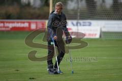 Landesliga - Saison 2026/27 - SV Manching - SC Cosmos Aystetten - Rainer Meisinger (Nr.8 - SV Manching) verletzt und mit Krücken - XXXXX - Foto: Meyer Jürgen
