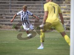 Bayernliga Nord - Saison 2026/27 - FC Ingolstadt 04 II - Jahn Regensburg II - Manuel Distl (Nr.9 - FCI II) - Julio Peutner TW Regensburg - Foto: Meyer Jürgen