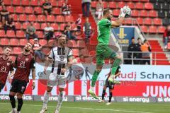 3. Liga; FC Ingolstadt 04 - SSV Ulm 1846; Torwart Ortag Christian (39 Ulm) hält Reichert Johannes (5 Ulm) Pascal Testroet (37, FCI) Jannik Mause (7, FCI) ärgern sich