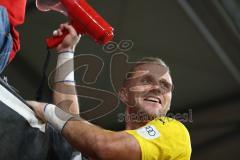 Toto-Pokal - Saison 2023/2024 - FC Ingolstadt 04 - Jahn Regensburg - Elmeterschießen gewonnen - jubel - Torwart Marius  Funk (Nr.1 - FCI) hält den Elfmeter - auf dem weg zu den Fans - Megaphon - Foto: Meyer Jürgen