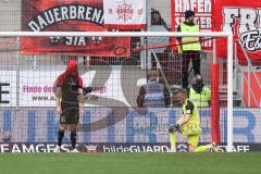 3. Liga; FC Ingolstadt 04 - Rot-Weiss Essen; Torwart Marius Funk (1, FCI) kann den Ball nicht halten, Tor 0:1, Visar Musliu (16, FCI) versteckt sich