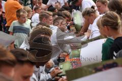 3. Liga; FC Ingolstadt 04 - offizielle Mannschaftsvorstellung auf dem Ingolstädter Stadtfest, Rathausplatz; Autogrammstunde für die Fans, Max Dittgen (10, FCI) Maximilian Neuberger (38, FCI)