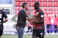 3. Liga; FC Ingolstadt 04 - Hallescher FC; Cheftrainer Michael Köllner (FCI) gratuliert Daouda Beleme (9, FCI)