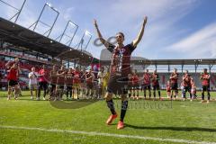 3. Liga; FC Ingolstadt 04 - VfB Lübeck; Verabschiedung Tobias Schröck (21, FCI) weint mit Sohn im Arm, Team, bedankt sich bei den Fans, Sieg Jubel Freude Party letztes Spiel