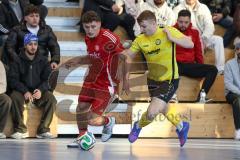 Lotto Bayern Hallencup - Saison 2024/25 - Türkisch SV Ingolstadt - FC Hitzhofen/Oberzell- Felix Bogner gelb Hitzhofen - Enis Kuqanaj rot Türkisch - Foto: Meyer Jürgen