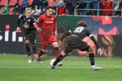 3. Liga; FC Ingolstadt 04 - Rot-Weiss Essen; Zweikampf Kampf um den Ball Dennis Kaygin (10, FCI) Rios Alonso José-Enrique (23 RWE) Moustier Tom (28 RWE)