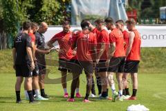 3. Liga; FC Ingolstadt 04 - Trainingslager, Allgäu, Ansprache Besprechung Co-Trainer Maniyel Nergiz (FCI) Co-Trainer Julian Kolbeck (FCI) David Kopacz (29, FCI) Pascal Testroet (37, FCI)