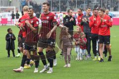 3.Liga - Saison 2022/2023 - FC Ingolstadt 04 -  - SV Waldhof-Mannheim - Die Mannschaft bedankt sich bei den Fans - Calvin Brackelmann (Nr.17 - FCI) - Arian Llugiqi (Nr.25 - FCI) - Foto: Meyer Jürgen