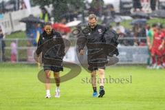 Toto Pokal; FC Sportfreunde Schwaig - FC Ingolstadt 04; Cheftrainerin Sabrina Wittmann (FCI) vor dem Spiel mit Zeugwart Michael Klattenbach (FCI) im strömenden Regen