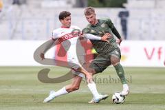 3. Liga; VfB Stuttgart 2 - FC Ingolstadt 04; Zweikampf Kampf um den Ball Münst Leonhard (13 VFB) Benjamin Kanuric (8, FCI)