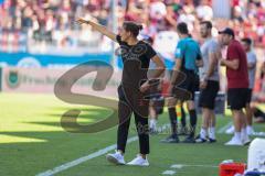 3. Liga; SpVgg Unterhaching - FC Ingolstadt 04; Cheftrainerin Sabrina Wittmann (FCI) an der Seitenlinie, Spielerbank Gestik Schrei