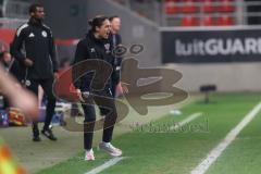 3. Liga; FC Ingolstadt 04 - SC Verl; an der Seitenlinie, Spielerbank Cheftrainerin Sabrina Wittmann (FCI) schreit ins Feld